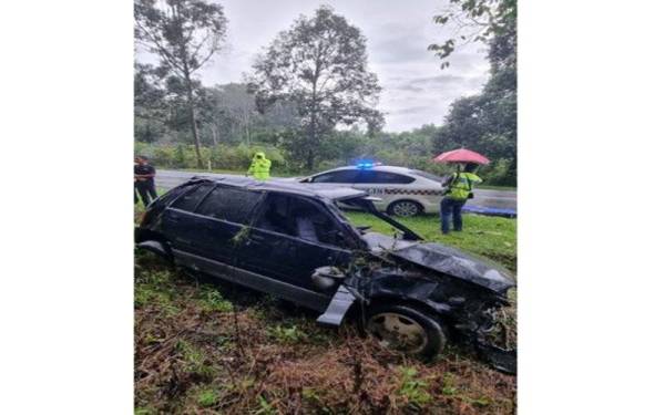 Keadaan kereta mangsa selepas terlibat dalam kemalangan di Jalan Air Sejuk, Setiu pada Ahad. Foto: Ihsan polis