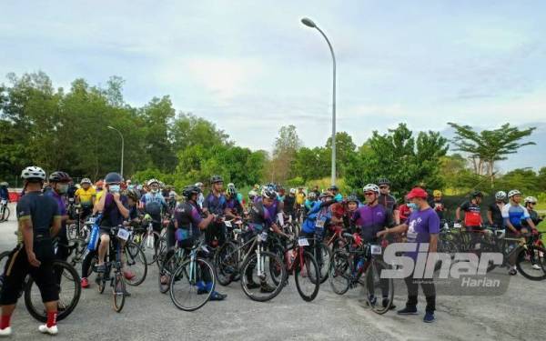 Sebahagian peserta yang mengambil bahagian dalam acara Temerloh Titik Tengah Semenanjung Ride 2021 pada Ahad.