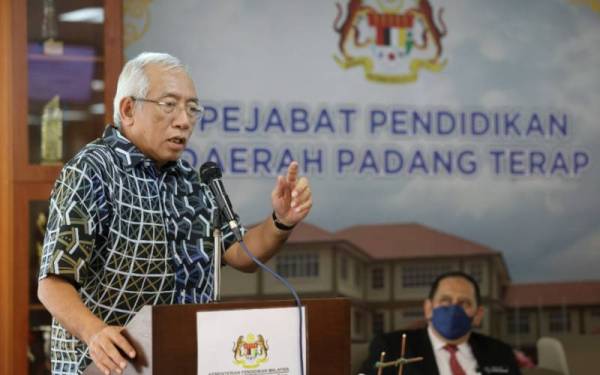 Mahdzir ketika berucap merasmikan majlis penyerahan buku dan topi keledar sumbangan Yayasan Perintis Malaysia di Pejabat Pendidikan Daerah Padang Terap pada Ahad.