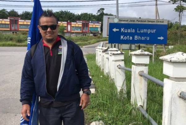 Mohd Syahrizal Harun atau Mat bersyukur dapat tunaikan nazar balik kampung dengan cara berjalan kaki dari Kuala Lumpur ke Gua Musang, Kelantan semalam empat hari. - Gambar Astro AWANI