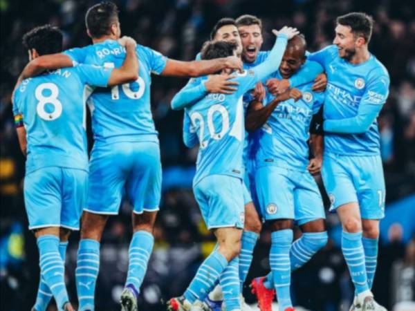 Fernandinho meraikan jaringan bersama para pemain Manchester City ketika perlawanan menentang West Ham United di Etihad. FOTO: Manchester City