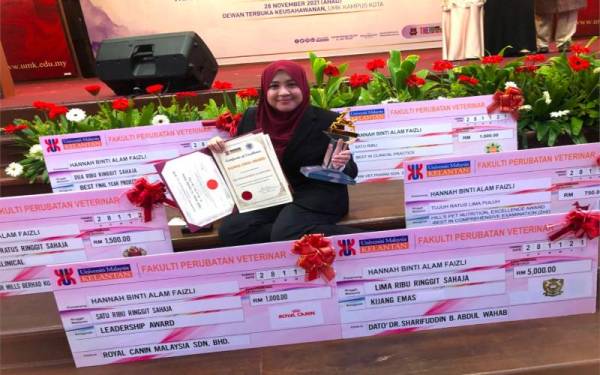 Dr Hannah menunjukkan trofi, sijil dan enam anugerah kecemerlangan Fakulti Perubatan Veterinar, UMK yang dirangkul olehnya.