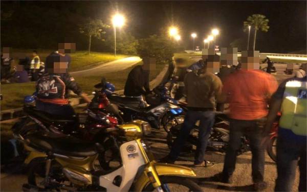 Anggota polis melakukan pemeriksaan ketika Ops Bersepadu Motosikal di susur keluar Plaza Tol Sri Jaya, Maran pada Ahad. - Foto ihsan PDRM Maran