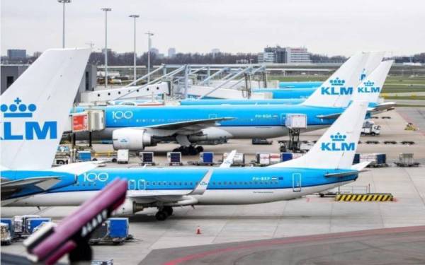 Satu pasangan yang melarikan diri dari kuarantin dan pengasingan diri ditangkap ketika berada di dalam sebuah pesawat di Lapangan Terbang Schiphol, Amsterdam pada Ahad lalu. - Foto AFP