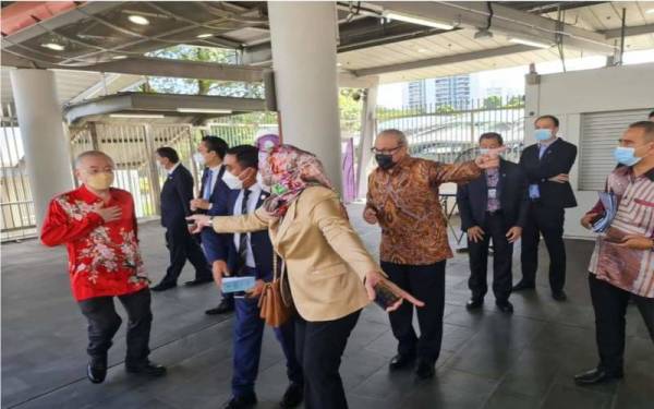 Ka Siong (kiri) tiba di checkpoint Woodlands, Singapura bagi menyertai pelancaran VTL pada Isnin.