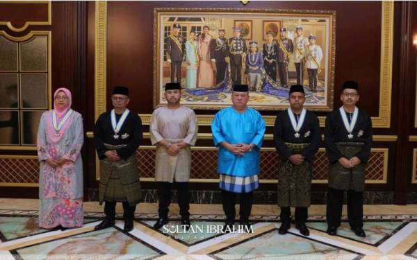 Ayob Khan (dua dari kanan) antara empat individu yang menerima Darjah Sultan Ibrahim Johor Yang Amat Disanjungi Pangkat Yang Kedua, Dato' Mulia Sultan Ibrahim Johor (DMIJ) di Balai Mengadap Istana Bukit Serene pada Isnin.- Foto: FB Sultan Ibrahim Sultan Iskandar.