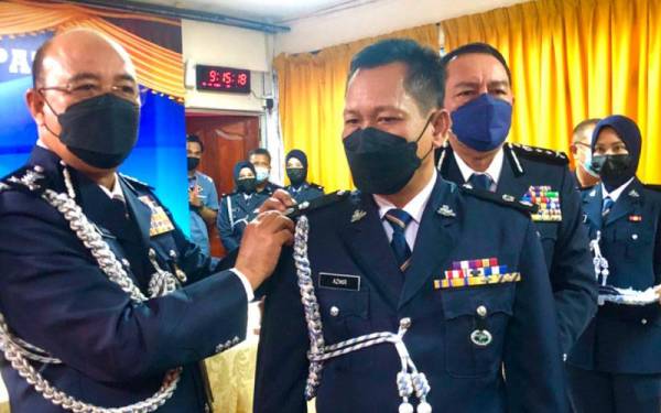 Majlis Pemakaian Lencana Pangkat dan Serah Terima Tugas Ketua Polis Daerah Tumpat antara Ab Rashid (kiri) dan Mohd Azmir (kanan) disaksikan oleh Shafien di IPD Tumpat pada Isnin.