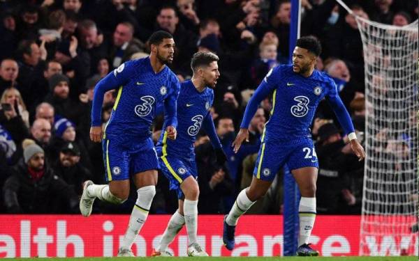 Jorginho (tengah) meraikan jaringan penyamaan ketika menentang Manchester United di Stamford Bridge, London. - Foto AFP