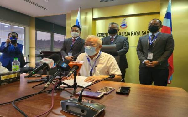 Bung Moktar ketika sidang akhbar di pejabatnya di Sembulan Kota Kinabalu pada Isnin.