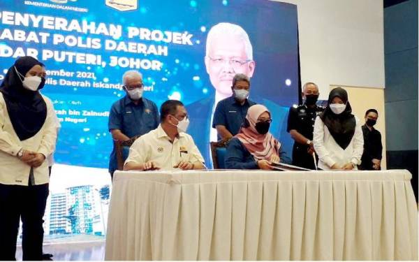 Hamzah (tengah) menyaksikan penyerahan dokumen pada Majlis Penyerahan Projek IPD di Kota Iskandar, Iskandar Puteri pada Isnin.