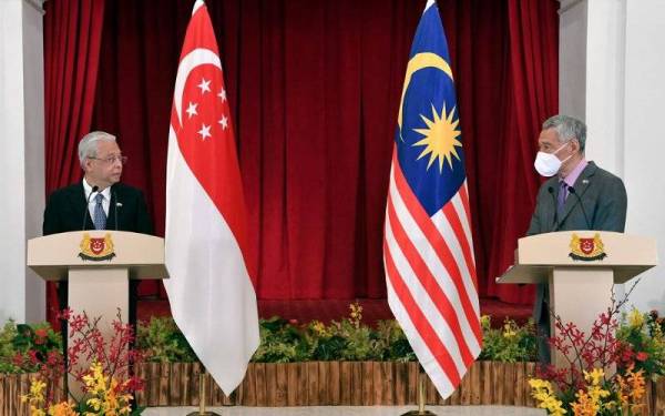  Perdana Menteri Datuk Seri Ismail Sabri Yaakob (kiri) dan rakan sejawatannya dari Singapura, Lee Hsien Loong (kanan) ketika sidang media bersama selepas mengadakan pertemuan empat mata di Istana hari ini. Foto Bernama