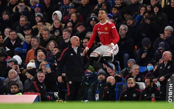 Ronaldo sebelum dimasukkan pada babak kedua ketika aksi Chelsea menentang Manchester United di Stamford Bridge, London. -Foto AFP