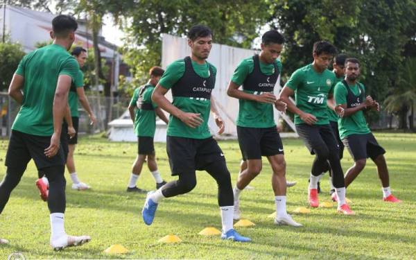 Baddrol (tiga, kanan) ketika menjalani latihan bersama pemain Harimau Malaya lain pada sesi latihan pertama Kem Fasa 2 Skuad Harimau Malaya di Kompleks Sukan PKNS. - Foto Football Association of Malaysia