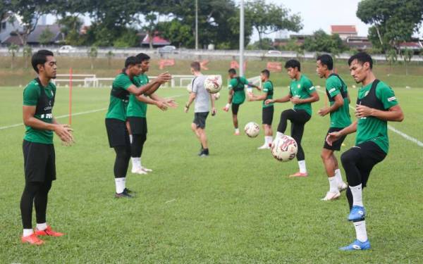 Para pemain Harimau Malaya ketika sesi pertama kem latihan pusat Fasa 2 skuad Harimau Malaya di Kompleks Sukan Perbadanan Kemajuan Negeri Selangor (PKNS). - Foto Football Association of Malaysia