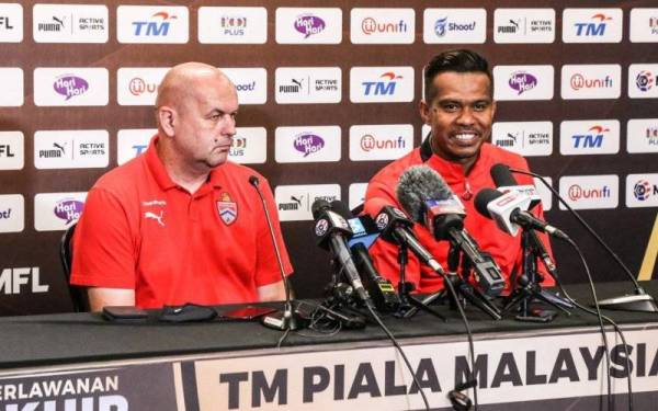 Shukor (kanan) bersama Bojan Hodak ketika sidang media di Stadium Nasional, Bukit Jalil pada Isnin. - Foto Kuala Lumpur City