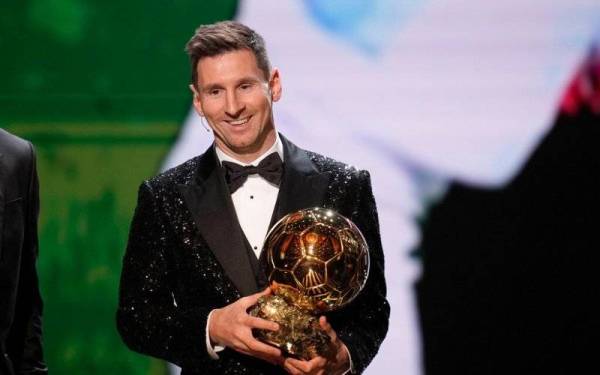 Messi bersama trofi yang dimenanginya semasa majlis Ballon d'Or ke-65 di Paris pada Isnin. - Foto AP