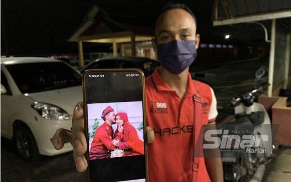 Wan Ahmad Aizat ketika ditemui pemberita di Unit Forensik Hospital Pasir Mas pada Isnin menunjukkan gambar arwah semasa akad nikah baru-baru ini.