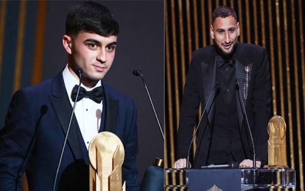 Pedri dan Donnarumma bergambar bersama trofi yang dimenangi pada majlis Anugerah Ballon d'Or.