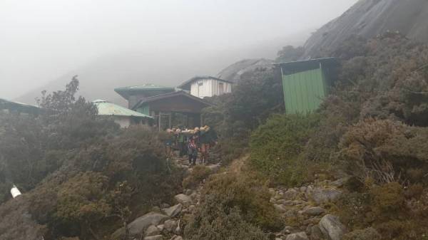 Pasukan penyelamat membawa turun kedua-dua mangsa turun dari Gunung Kinabalu dalam kejadian pada Selasa.