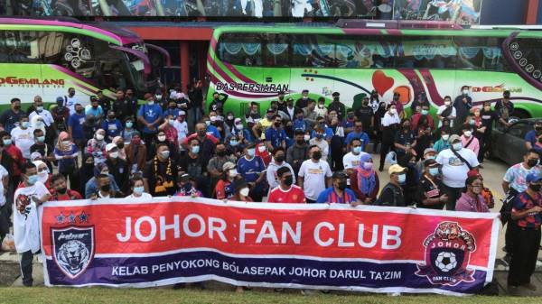 Penyokong JDT melibatkan 40 buah bas berkumpul di pekarangan Stadium Tan Sri Hassan Yunos, Larkin, Johor Bahru pada pagi Selasa sebelum berlepas ke Stadium Nasional Bukit Jalil.