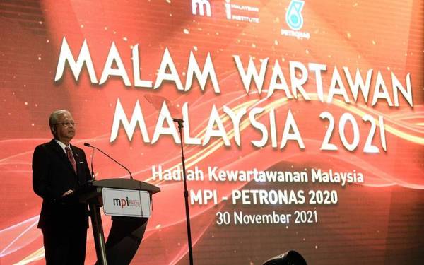 Perdana Menteri Datuk Seri Ismail Sabri Yaakob berucap pada Majlis Malam Wartawan Malaysia 2021 di sebuah hotel pada Selasa. - Foto Bernama