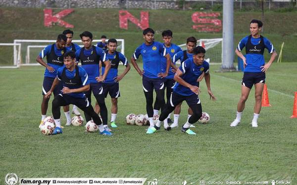 Barisan pemain Harimau Malaya giat menjalani latihan di Kompleks Sukan PKNS, Kelana Jaya pada Isnin.