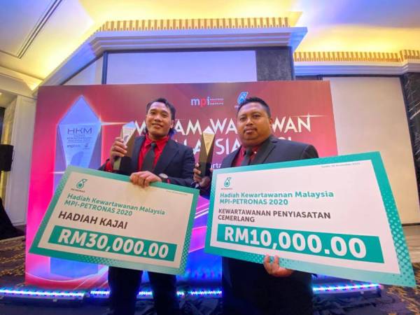 Afham (kiri) dan Izwan membawa pulang hadiah wang RM40,000, trofi dan sijil setelah laporan 'Kartel daging haram' yang dibongkar mereka dinobatkan sebagai pemenang Hadiah Kajai dan hadiah Emas bagi Kategori Kewartawanan Penyiasatan Cemerlang.
