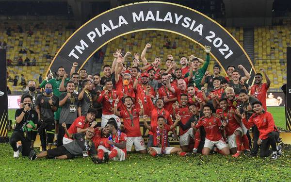 Pasukan Kuala Lumpur City FC (KL City) bergambar bersama Presiden KL City Tan Sri Annuar Musa serta pihak pengurusan dan kejurulatihan bagi meraikan kejayaan KL City yang merangkul kejuaraan TM Piala Malaysia 2021 selepas menewaskan JDT 2-0 pada perlawanan akhir di Stadium Nasional Bukit Jalil malam ini.- Foto Bernama