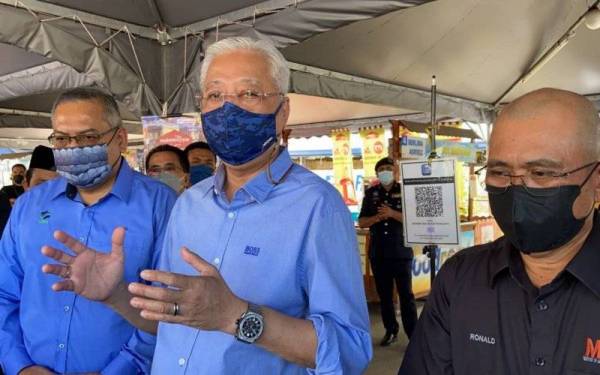 Ismail Sabri (tengah) dan Ronald ketika ditemui pemberita selepas meluangkan masa 30 minit di My Farm Outlet Kasih, dekat sini.