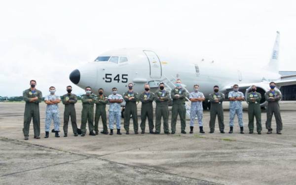 Warga TLDM bersama kru pesawat P-8A Poseidon TLAS.