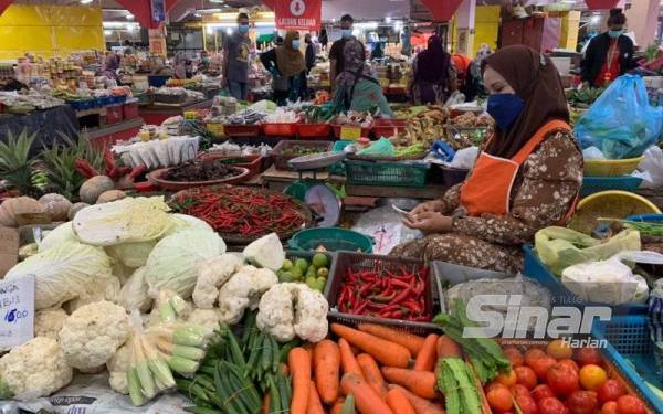 Vegetable prices have increased up to threefold and are expected to last until Chinese New Year next year. 