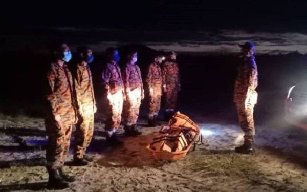 Anggota bomba yang terlibat dalam operasi pencarian dua kanak-kanak lemas di lombong pasir di Kampung Sisik, Tanjung Resang, Mersing, pada Selasa.