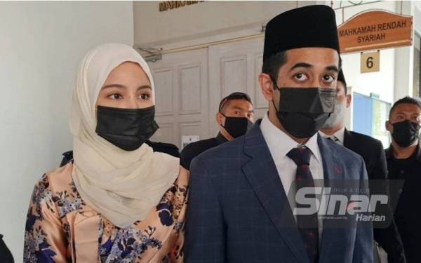 Nynaa (kiri) dan Mohamed Fahmi hadir prosiding sebutan semula kes bagi permohonan kembali taat di Mahkamah Syariah di Kuala Lumpur pada Rabu.