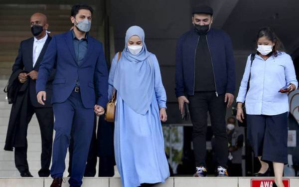 Neelofa yang memakai jubah dipimpin Muhammad Haris kelihatan berhati-hati ketika berjalan dan perutnya yang kelihatan menonjol jelas kelihatan.