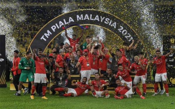 Pasukan KL City meraikan kejayaan merangkul kejuaraan TM Piala Malaysia 2021 selepas menewaskan JDT 2-0 pada perlawanan akhir di Stadium Nasional Bukit Jalil malam Selasa. - Foto Bernama