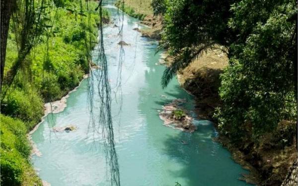 Sungai Selangkah bertukar menjadi warna hijau susulan sebuah kilang penyaduran logam di Kawasan Perindustrian Pasir Gudang melepaskan efluen berwarna hijau dari longkang kilang tersebut baru-baru ini.   - Foto Bernama