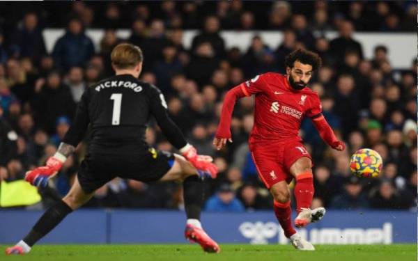 Mohamed Salah antara pencetak gol untuk Liverpool ketika berdepan Everton di Goodison Park.