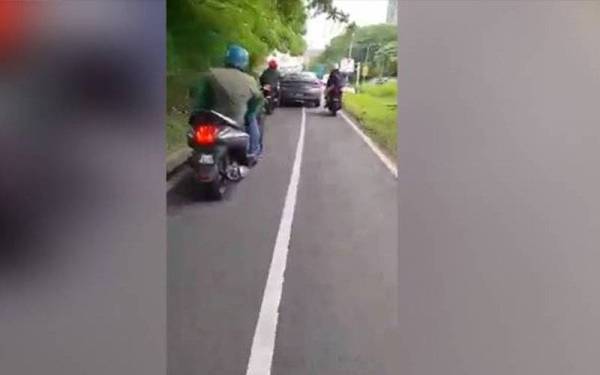 Tular video di media sosial memaparkan seorang pemandu yang bertindak di luar kawalan apabila memandu di laluan motosikal dalam kejadian di Kilometer 29.5 Lebuh Raya Persekutuan di sini pada Rabu.