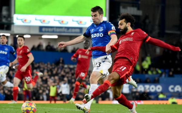 Penyerang Liverpool, Mohamed Salah merembat ke pintu gol Everton bagi menjaringkan gol ketiga pelawat pada aksi di Goodison Park, pada Khamis. - Foto EPA