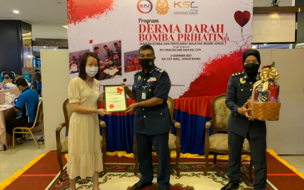 Yahaya (tengah) menyampaikan cenderamata kepada salah seorang penganjur bersama Program Derma Darah Bomba Prihatin Peringkat Negeri Johor di Hotel KSL City, Johor Bahru pada Khamis