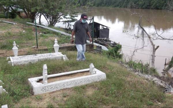 Kawasan tanah perkuburan itu semakin sempit dan berbaki dua meter daripada Sungai Pahang.