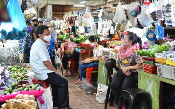 Mohd Shafie bertemu dengan peniaga di Pasar Besar Kota Kinabalu bagi meninjau keadaan harga barang di Kota Kinabalu.