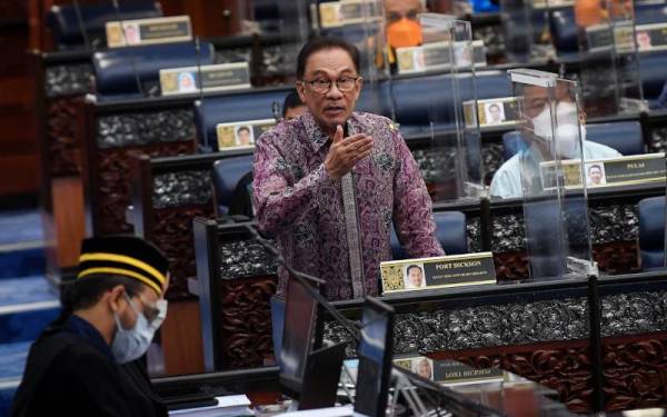 Anwar pada Waktu Pertanyaan Menteri ketika Mesyuarat Penggal Keempat, Parlimen ke-14 di Bangunan Parlimen hari ini. - Foto Bernama