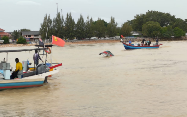 Zulhusni dikatakan mengalami sawan dan terjatuh sebelum dibantu ayahnya, namun kedua-duanya dilaporkan lemas di perairan Kota Kuala Muda berdekatan Kampung Tepi Sungai di sini pada Khamis.