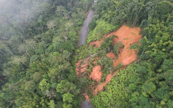 Kejadian tanah runtuh menyebabkan dua kenderaan dipercayai tertimbus di Jalan Simpang Pulai - Blue Valley. - Foto Ihsan JBPM