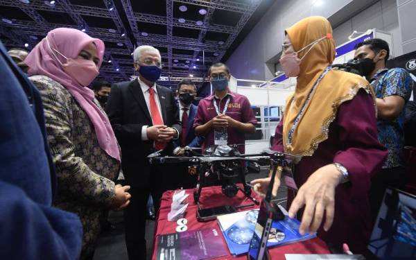 Ismail Sabri (dua dari kiri) melawat tapak pameran selepas Majlis Pelancaran Jenama Baharu HRD Corp dan Platform Sehenti Kebangsaan Untuk Semua Kursus Latihan Pembangunan dan Kemahiran di Pusat Konvensyen Kuala Lumpur hari ini. Foto Bernama