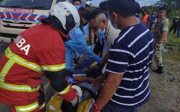 Mangsa dihantar ke Hospital Tawau untuk rawatan selepas cedera akibat kemalangan membabitkan tiga kenderaan di Kampung Nasip Kita, Jalan Apas, Tawau.