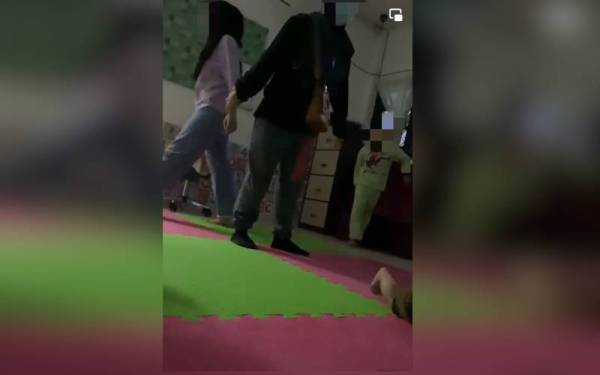 Polis menahan dua wanita berusia 20-an untuk membantu siasatan berhubung kes mengasari bayi di taska.