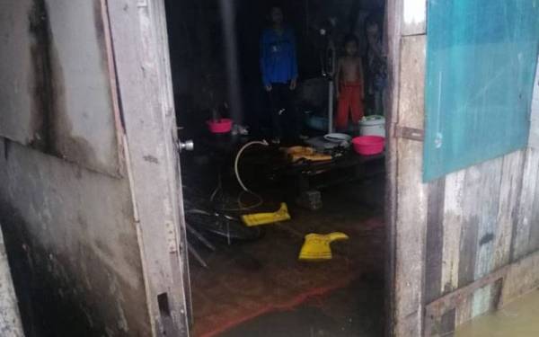 Antara rumah penduduk yang dinaiki air akibat banjir kilat di Kampung Alor Damat, Batu Rakit, Kuala Nerus pada Khamis.