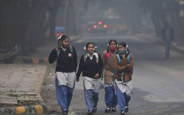 Kelas fizikal sekolah-sekolah di New Delhi akan kekal ditutup bermula Jumaat sehingga perintah lanjut berhubung krisis kualiti udara diumumkan. - Foto Reuters